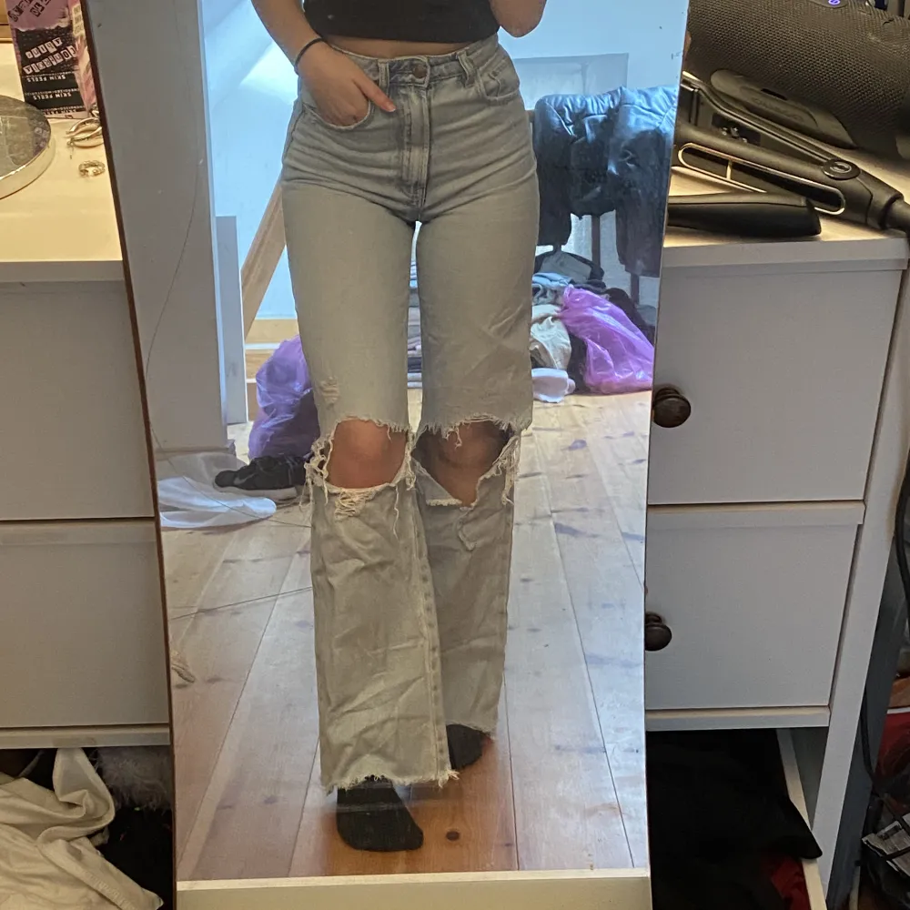 Ljusblå högmidjade och utsvängda jeans med hål. Skriv för mer info!. Jeans & Byxor.