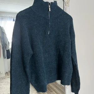 halfzip - stickad tröja, storlek L men snyggt oversized på mindre