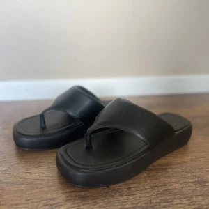 Platform flipflops - Svarta ursnygga platform-flipflops. Aldrig använda 
