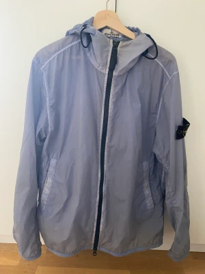 Stone island lamy velour - Riktigt najs tunn jacka från stone island i storlek L, sitter typ perfekt på mig  (185cm, 75kg) General wear inga flaws