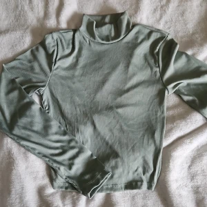 Topp - Jättesnygg festtopp med öppen rygg och en knytning. Väldigt snygga detaljer och skönt material. 