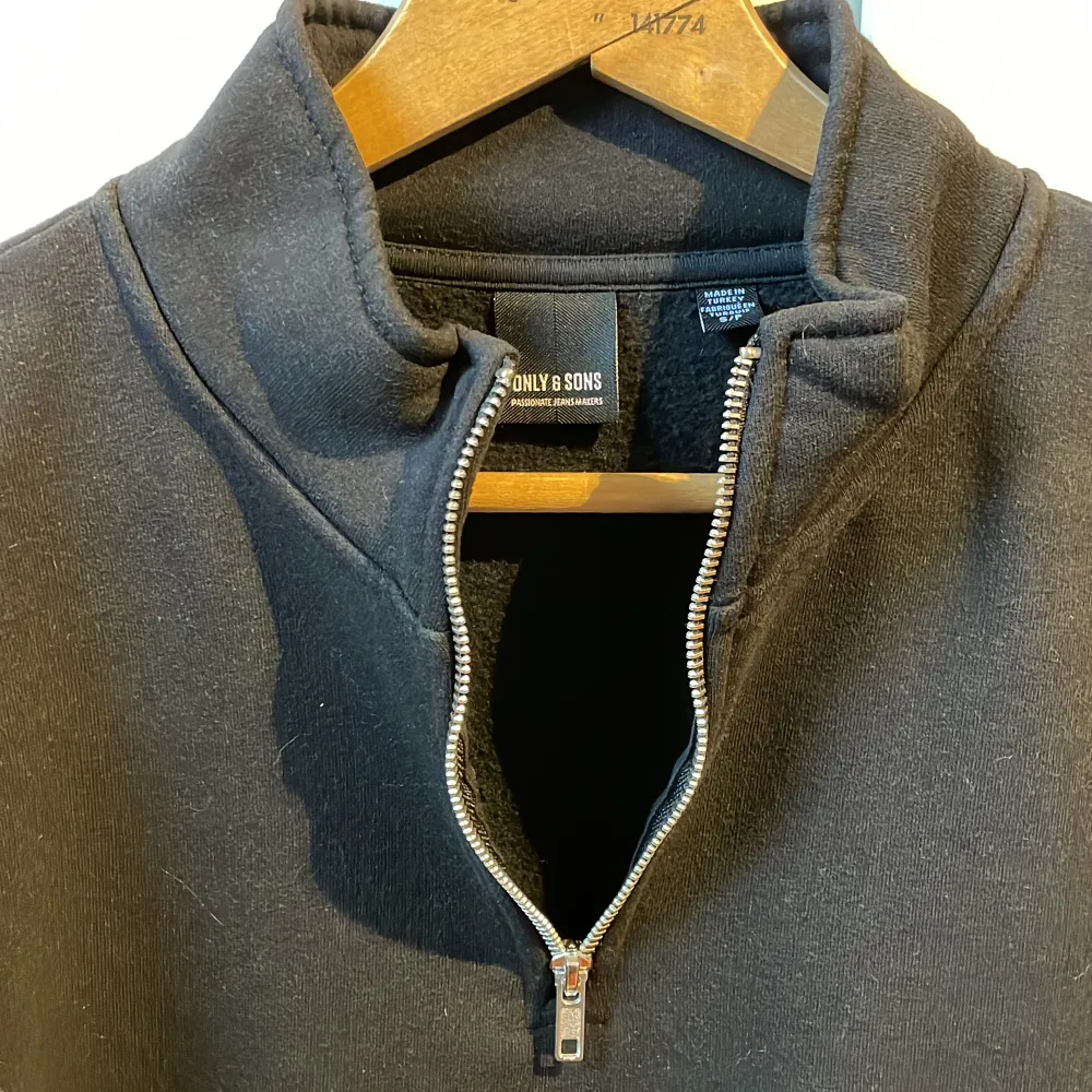 Säljer nu denna 1/4 zip sweatshirt från only&sons då den inte används längre. Köpt för 1 månad sen och använt den 2 gånger.  Skick: 9,5. Stickat.