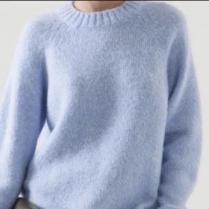 Ljusblå stickad tröja  - Ljusblå stickad tröja från Cos. Använd två gånger. Nyskick! Nypris 890 kr. 