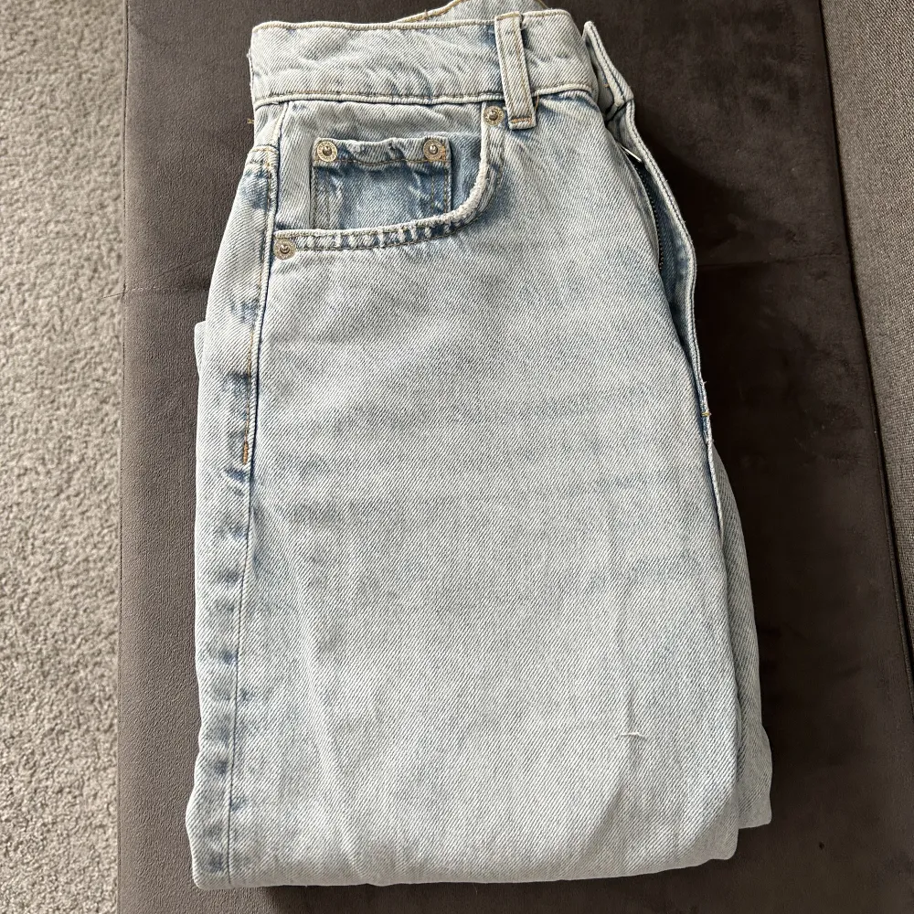 Säljer ett par super fina ljus blåa jeans från Gina tricot. Dom är raka i bena och passar mig perfekt i längden (jag är 1,60)  Är endas testade. Säljer på grund av att dom inte kommer till användning tyvär. . Jeans & Byxor.