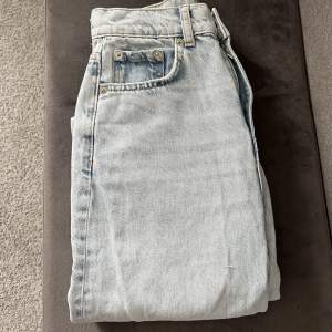 Säljer ett par super fina ljus blåa jeans från Gina tricot. Dom är raka i bena och passar mig perfekt i längden (jag är 1,60)  Är endas testade. Säljer på grund av att dom inte kommer till användning tyvär. 
