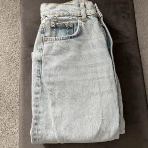 Jeans  - Säljer ett par super fina ljus blåa jeans från Gina tricot. Dom är raka i bena och passar mig perfekt i längden (jag är 1,60)  Är endas testade. Säljer på grund av att dom inte kommer till användning tyvär. 