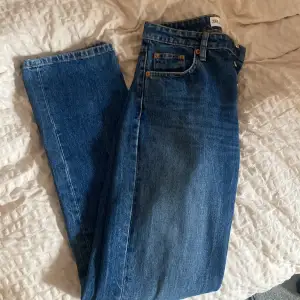 Mörkt tvättade zara jeans i st 34. Är midrise/lowrise 