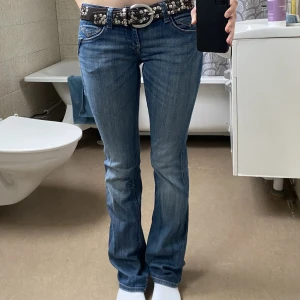 Lågmidjade jeans - Säljer vidare dessa fina lågmidjade fornarina jeansen nu. De är bootcut. Jag 171cm och brukar ha 38 i jeans. W: 41cm, L: 85cm. Lite slitna längst ner då dem är för långa för mig. Skriv privat för frågor eller flera bilder. 190kr+frakt ❤️
