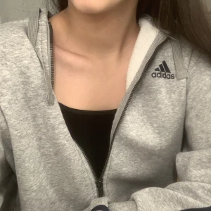 Adidas kofta - En jätte fin adidas kofta som jag säljer för den är aldeles för stor för mig. Och jag har ingen andvändning av den då den inte e min stil riktigt längre. Bra skick, det står inte vilken storleke det är men det är storlek XL