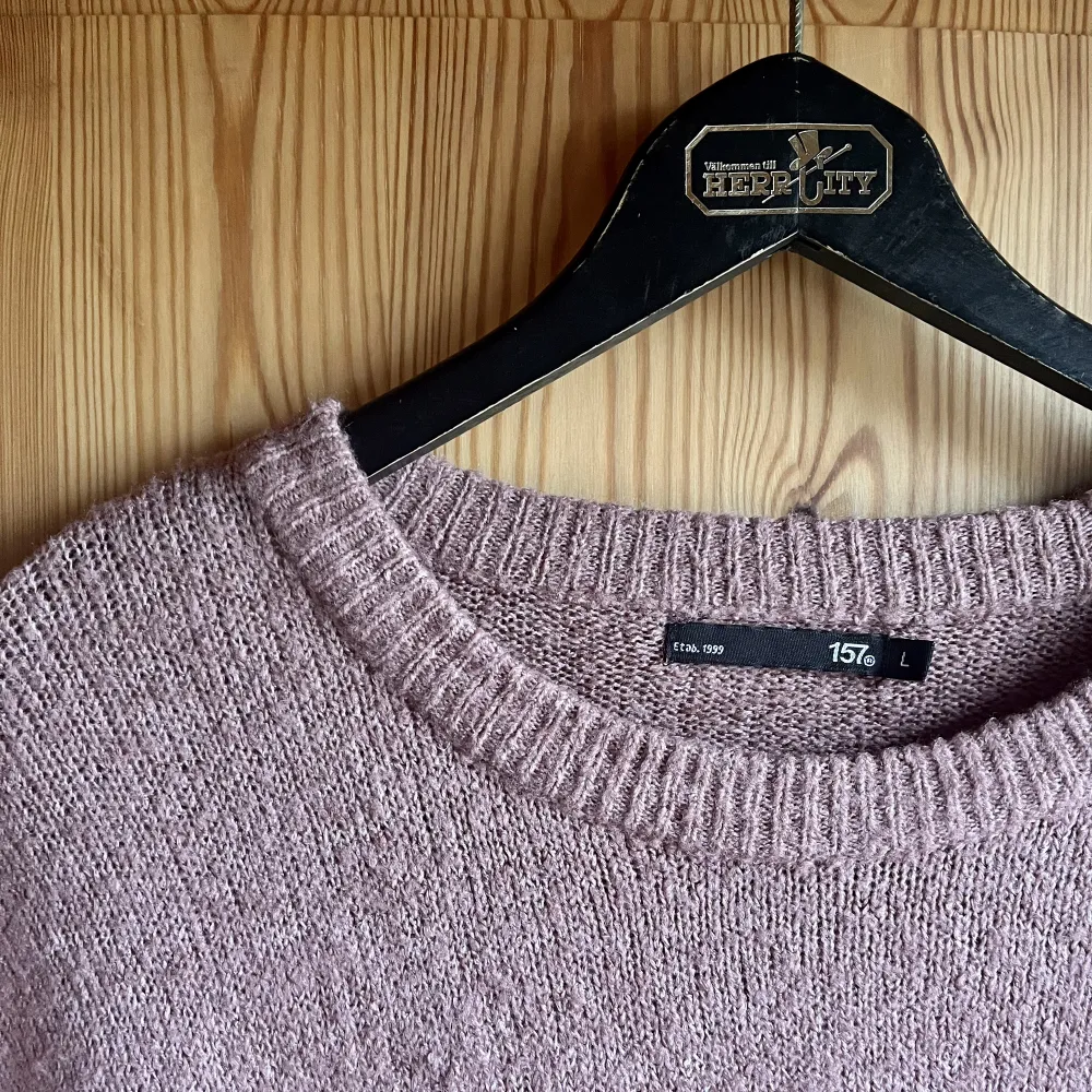 En rosa stickad tröja från 157 lager i storlek L. Sparsamt använd. Ej nopprig. . Tröjor & Koftor.