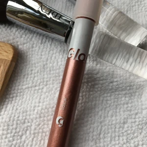 Glossier Ögonskugga Lidstar - Ögonskugga från Glossier, lidstar. Lite kopprig med skimmer. Använd väldigt lite pga känsliga ögon.