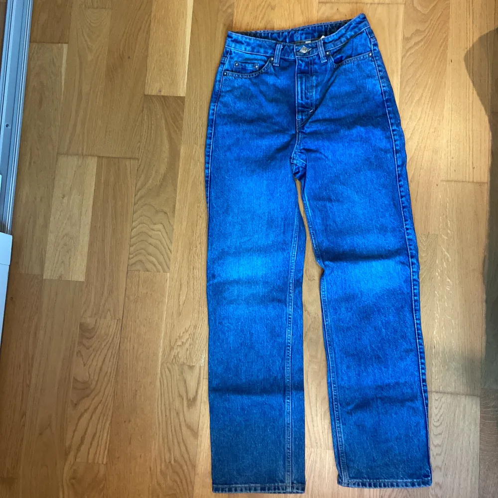 Snygga weekday jeans 👖 i modell Rowe. Stl 26/30. Raka ben och hög midja. Nyskick! . Jeans & Byxor.