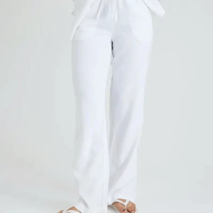 Linnebyxor  - Säljer mina vita raka mid waist linnebyxor från bikbok. Strl xs, helt slutsålda på hemsidan. Använda en gång, skriv privat för egna bilder💕 Kan även tänka mig att byta mot ett par blåa eller vita Roxy linnebyxor i xs💕