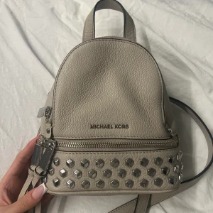 Micheal Kors Ryggsäck - Äkta Micheal Kors ryggsäck i perfekt skick. Aldrig använd. 