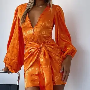 Splitterny orange klänning från White Fox, lapparna kvar. Stl XS. Säljer eftersom jag inte har någon användning för den. Färgen är som i bilden från hemsidan, det är bara ljuset!💞 Undrar du något så fråga gärna! 