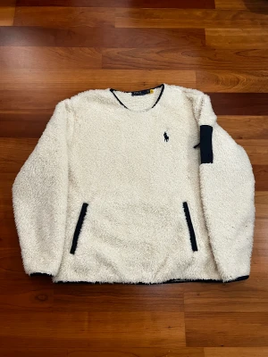 Polo Ralph Lauren tjocktröja / fleece - En Ralph lauren tjocktröja/fleece som är köpt för nått år sedan. Lite använd men inget som syns.