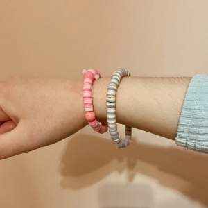 Ett rosa armband på ca 16cm & ett färgglatt armband på ca 20cm!  Rosa armbandet ligger på 45kr och det färgglada på 50kr /båda för 90kr/ + 15kr frakt!!