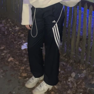 Adidas träningsbyxor  - Säljer pga för små. Är i funktionsmatrial.