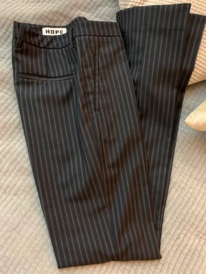 Hope office trouser stl 38 - Hope kostymbyxa med stretch, grå/mörkgrå medelhög midja, långa raka byxben. Mycket fint skick, som nya! 