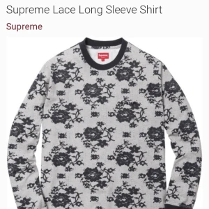 Supreme Lace Long Sleeve Shirt.  - Endast testad vid köp (2017). Sedan dess bara legat i orginalpåse. Storlek XL. Kan hämtas upp i Helsingborg. Eller skickas spårbart. Vilket köparen i så fall betalar. 