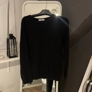 Svart  tunnare tröja - Svart långärmad tröja i tunnare material. Storlek 41/42 men mindre i storleken.