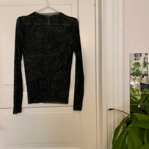 Meshtröja🤍 - Grön/svart mönstrad meshtröja. Från Object, köpt från Nelly, storlek M. Använd en gång. Kan mötas i Göteborg eller skicka, köparen står för frakt. 