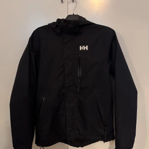 Helly Hansen jacka  - En Hally Hansen jacka strl S i bra skick. Pris kan diskuteras 