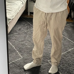 Linnebyxor  - Beiga linnebyxor från Cubus, endast använda fåtal gånger under sommaren, ser ut som nya. Nypris 500kr