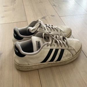 Skor  - Väldigt använda skor. Men ändå ganska bra skick. 