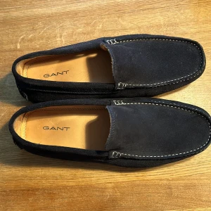Gant loafers mocka - Ett par gant loafers i storlek 42. Använda 1 gång! Väldigt fräscha!  Ordinarie pris 1600kr. Vid snabb affär kan priset diskuteras!