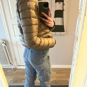 Weekday ROWE - Populära weekday jeansen, är 180. Längsta möjliga längden, passar perfekt. 