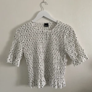 Topp - Säljer denna jättegulliga top med halvlånga ärmar från Gina tricot, använd ca 2 gånger och är i extremt bra skick. Är i storlek L men passar S och uppåt🥰