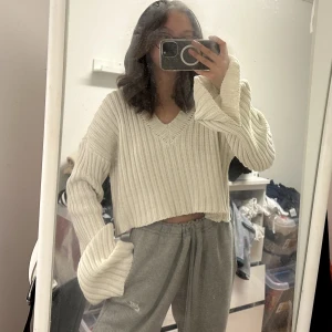 Stickad tröja från Chiquelle - Stickad tröja från Ciquelle i stolek XS/S Använd några få gånger  I bra skick 🥰