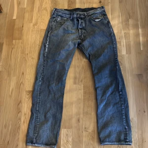 Levis 501 - Gråa Levis 501 i storlek 34/32 Jeansen är i bra skick, däremot ett litet hål i bakfickan