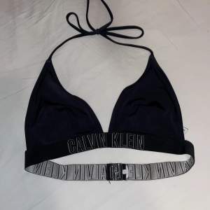 En superfin bikiniöverdel från Calvin Klein. Använd fåtal gånger, storlek L. Nypris 579kr