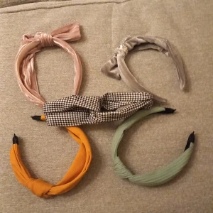 Hårband! - Intresserad av ett av hårbanden? Köp alla för lika bra pris!❤️ du kan alltid ge bort, dem här är knapp använda o du kan inte hitta billigare i lika bra skick! Priset kan diskuteras 💛