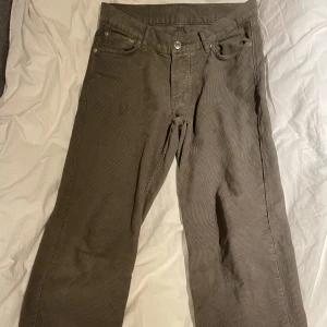 Manchesterbyxor strl:27 - Snygga relaxed fit Manchesterbyxor i färgen khaki från sweet sktbs! Priset kan diskuteras. Kan mötas upp i Jönköping, kan även posta. Skriv för mer bilder