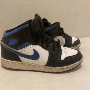 Jordans - Jättesnygga jordans i modellen ”air Jordan 1 mid” Använda men ändå i bra skick 💗  Nypris 3099kr Köparen står för frakt 