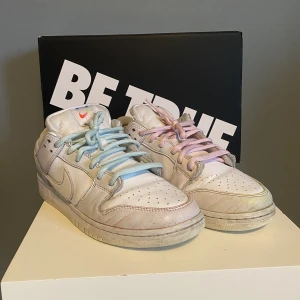 NIKE DUNK LOW ”BE TRUE” - 🌈Nike Dunk Low ”Be True”🌈 📏Storlek44📏🤌Perfekta sneakers för våren🤌🕵️‍♂️Det vita lagret kommer att försvinna och visa ett färgglatt lager under🕵️‍♂️🧾Vita snören och verifikation från GOAT kommer med🧾🪙Cool tunga med dragkedja🪙🏷️Pris kan diskuteras🏷️