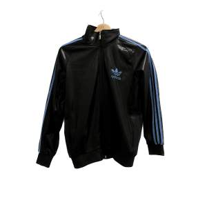 Adidas jacka blå och svart, glansig.