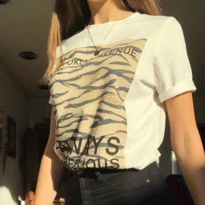 t-shirt  - nästan aldrig använd, är storlek xs men sitter som en större s