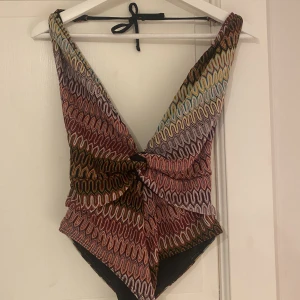 Baddräkt  - Säljer min supersnygga baddräkt med helt öppen rygg i missoni liknande glittertyg (glittrar mer i verkligheten) strl 38