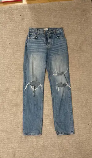 Jeans mid-waist med hål vid knäna, från Gina tricot, i strl 34 men kan passa en 36 också. ställ frågor om ni har några, elr om ni vill ha mer bilder💗 