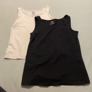 Linnen - Ett vitt och ett svart linne men storlekarna; 134/140 Man kan köpa de var för sig eller tillsammans, men priset är för båda tillsammans. Jag är 160cm och normaltvis 152/158 så dessa är lite tajta. 