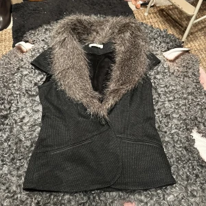 Väst - ärmlös väst  fuskpälskrage  avtagbar storlek 34