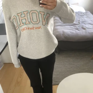 Tröja med tryck  - En jättefin tröja ifrån hm herr som är i nyskick💗 storlek xs men passar även s :)