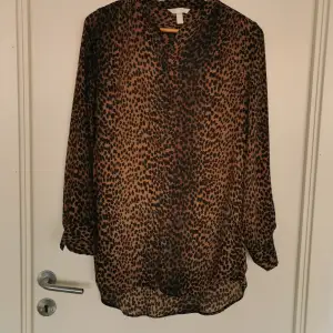 Tunn skjorta med leopardmönster från hm. Längre modell. Storlek 36 