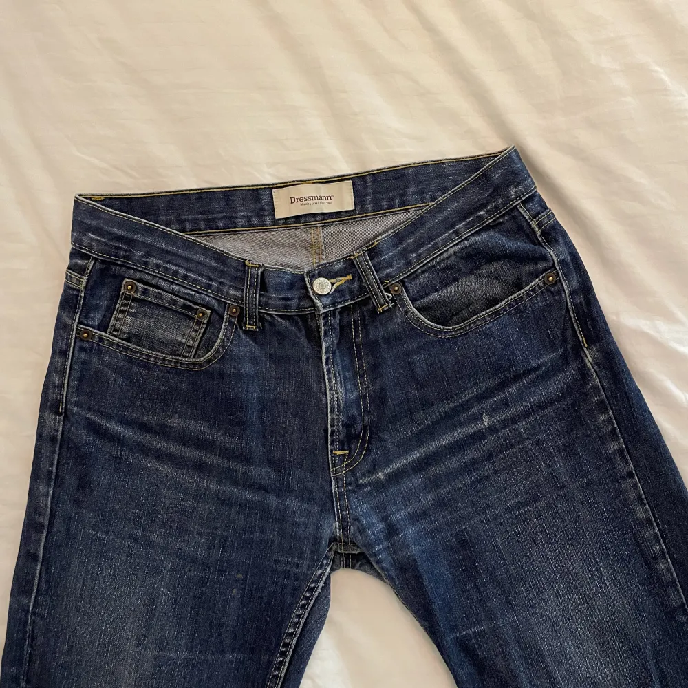 Low waist jeans som är baggy på. Snygg färg och sitter väldigt bra. . Jeans & Byxor.