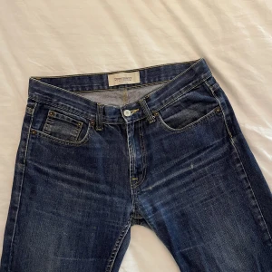 Low waist jeans  - Low waist jeans som är baggy på. Snygg färg och sitter väldigt bra. 