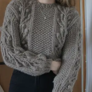 Handknitted wool sweater cropped in XS.